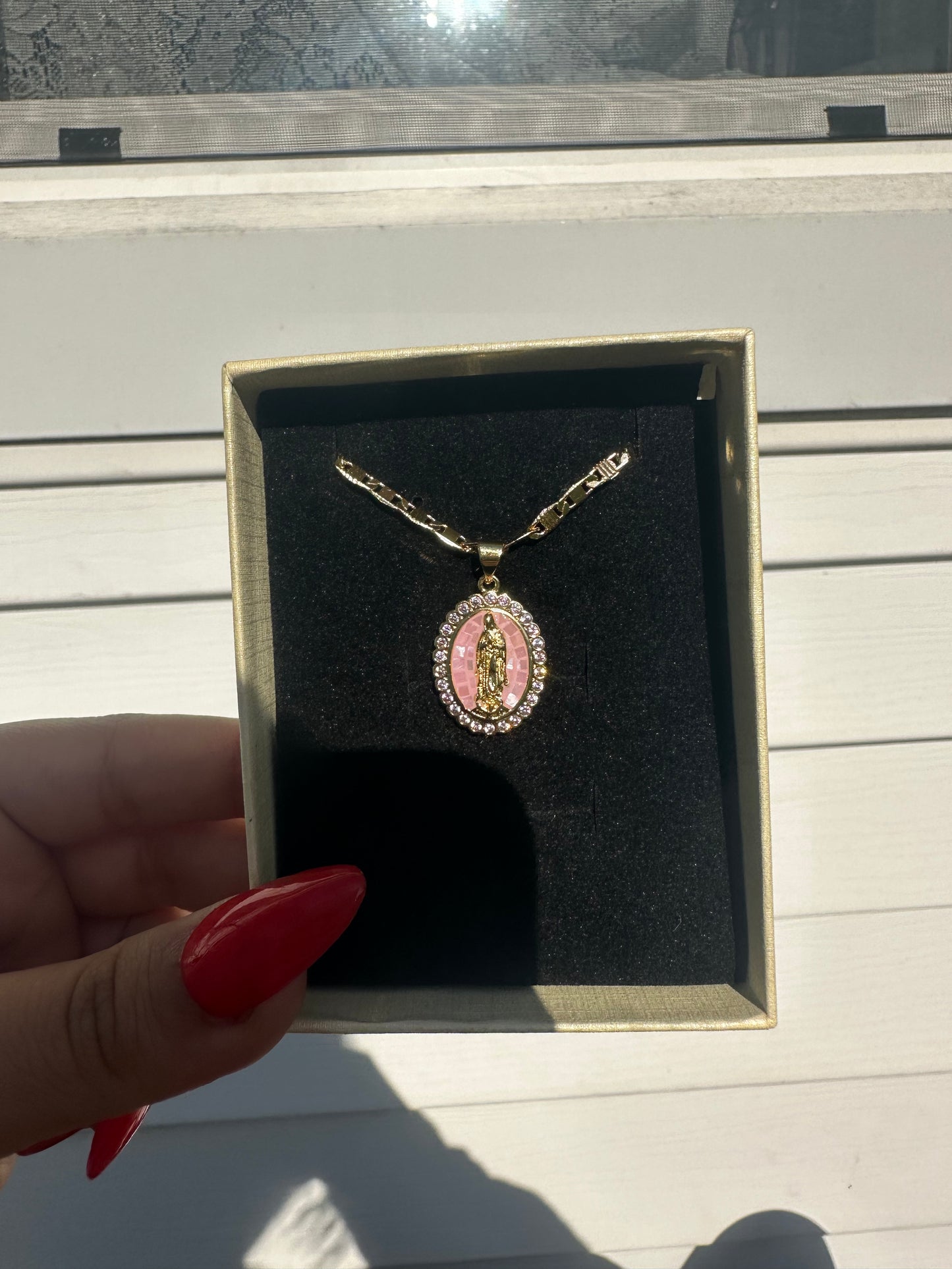 Mi madre mía rosa necklace